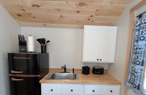 Mayfield Cabin | Cozy lakefront cabin, TONS of amenities; dog friendly; 15 mins to downtown TC