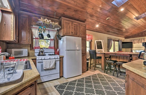 Lapeer House | Cozy Lakefront Lapeer House w/2 Paddle Boats!