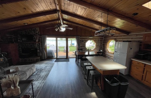 Suring House | Cozy log house on beautiful Kelly Lake in Suring Wisconsin