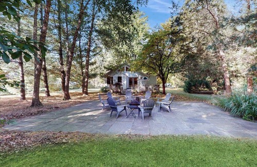 Lakeside House | Cozy Modern Cottage, Near beach & Town, Lovely Large Back Yard, WIFI, & W/D