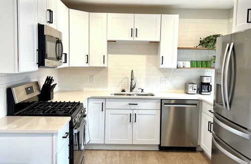 Battle Creek House | Cozy Modern Farmhouse Prime Lakeview Location