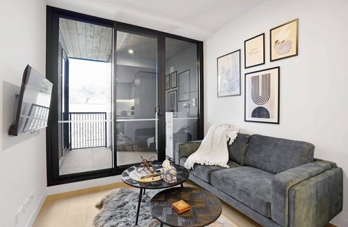Hawthorn Apartment | Cozy Nest in Prime Hawthorn w/parking & pool