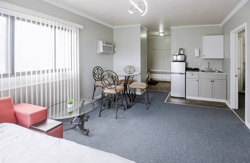 Riverview Apartment | Cozy Room in Brownstown Private Bath Wi-Fi