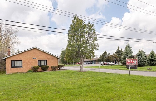 Riverview Apartment | Cozy Room in Brownstown Private Bath Wi-Fi