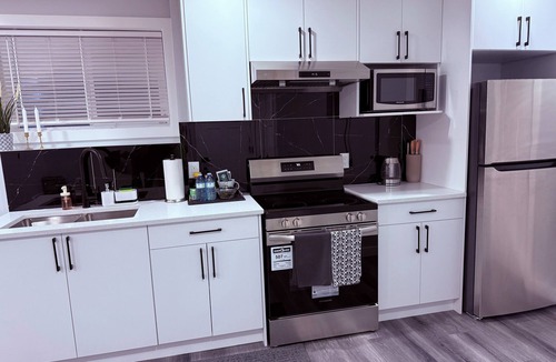Airdrie Apartment | Cozy. Spacious. 5 min to XIron Mall. 15 to Airport. Well equip kitchen.