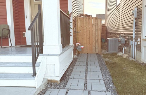 Airdrie Apartment | Cozy. Spacious. 5 min to XIron Mall. 15 to Airport. Well equip kitchen.