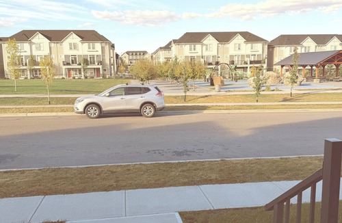 Airdrie Apartment | Cozy. Spacious. 5 min to XIron Mall. 15 to Airport. Well equip kitchen.