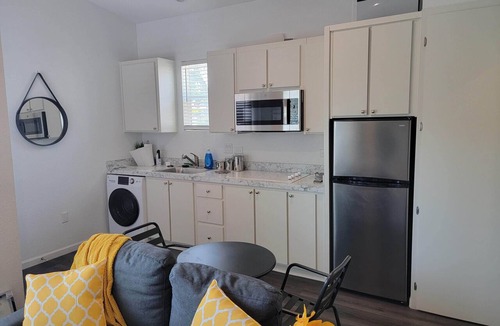 Los Angeles Apartment | Cozy studio ADU in lovely Los Angeles with refreshing AC near SoFi Stadium
