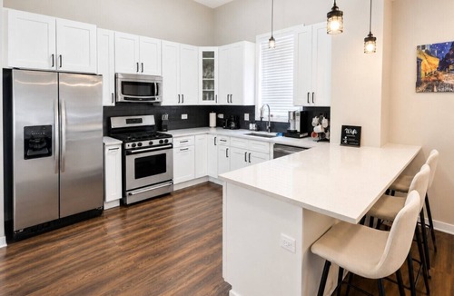 North Center Apartment | Cozy Train Vibes + Rare Parking x3