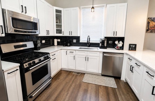 North Center Apartment | Cozy Train Vibes + Rare Parking x3