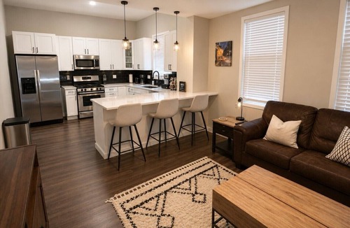 North Center Apartment | Cozy Train Vibes + Rare Parking x3