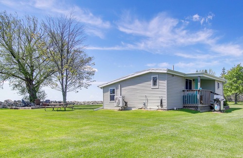 Abrams Cabin | Cozy Waterfront Home on the Bay of Green Bay!