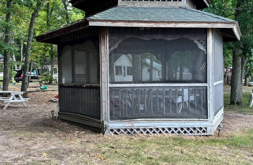 Herron Apartment | CozyStudio sitting on 2.5 acres on Hubbard Lake with WiFi, AC