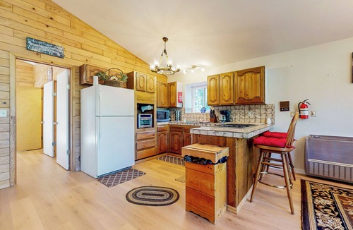 Shingletown House | Creekside Escape w/Private Hot Tub in Shingletown