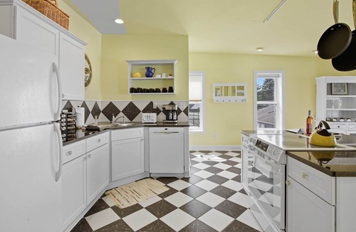 Beulah Apartment | Crystal View, Suite 3