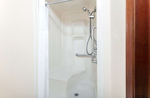 Maumee Hotel | Days Inn by Wyndham Maumee/Toledo