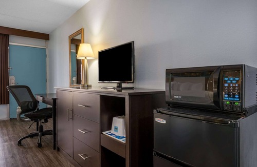 Perrysburg Hotel | Days Inn by Wyndham Perrysburg/Toledo