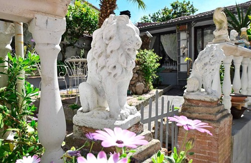 Caprona House | Degas Caprona. Single rooms, double rooms. Price 90€ per room.