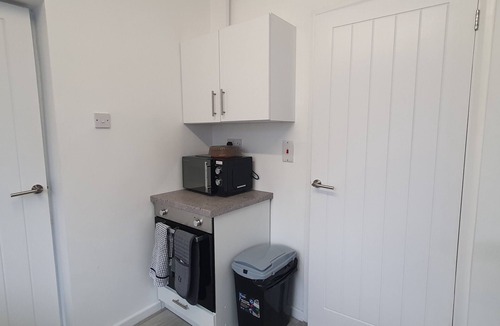 Brierley Hill House | Delightful 3-Bedroom House in Dudley Families and Contractors welcome 5 guests