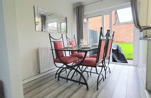 Brierley Hill House | Delightful 3-Bedroom House in Dudley Families and Contractors welcome 5 guests