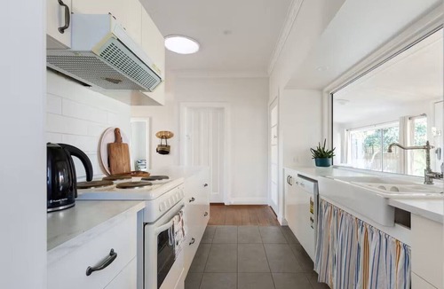 Lakes Entrance Cottage | Delightful cottage close to everything.