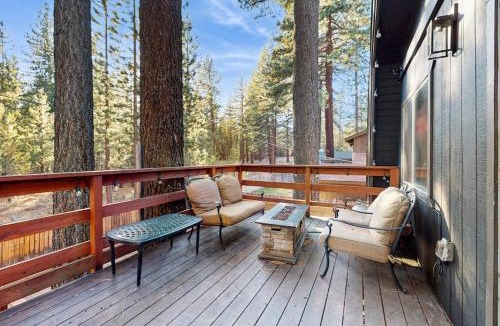 Bijou Park House | Delightful South Lake Tahoe Cabin with BBQ Decks Fireplace - Minutes to Beach&Ski