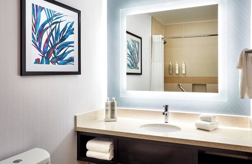 Valencia Hotel | Deluxe King Corner Room | Outdoor Pool | 0.1 Miles to Six Flags Mountain Thrills