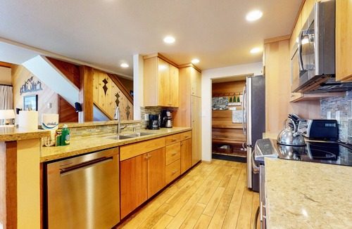 Mammoth Lakes Condo | Deluxe, Remodeled Condo in a Quiet Location. Near Biking Trails & Lakes Basin