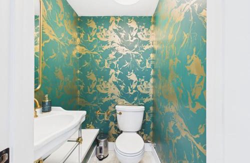 Woodlawn House | Designer Home Steps to the Obama Center & Beach