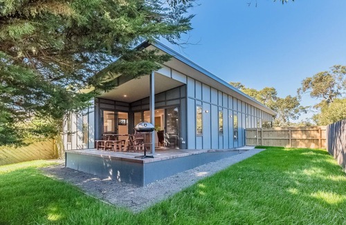 Cowes House | Disabled access and wheelchair friendly, pets allowed, disabled bathroom