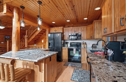 Fish Creek Cabin | Dog Friendly Cabin - sleeps 12