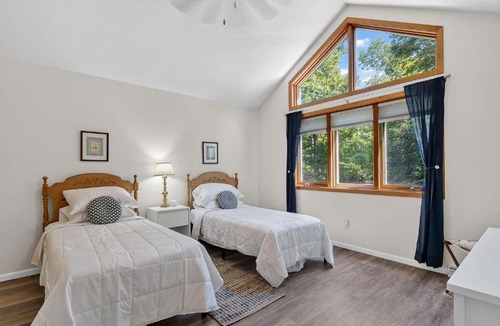Sturgeon Bay House | Dog Friendly Home in Sturgeon Bay with fire pit