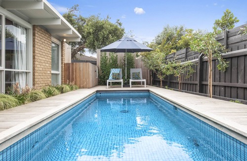 Rye House | Dolphin – Solar heated pool, 1km walk to the bay