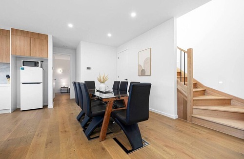 Oakleigh East House | Domi Rentals - The Highland House
