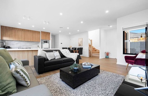 Oakleigh East House | Domi Rentals - The Highland House