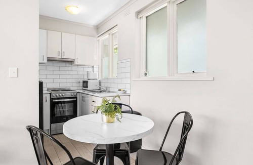 Balaclava Apartment | Domi Rentals - The Carlisle Apartments