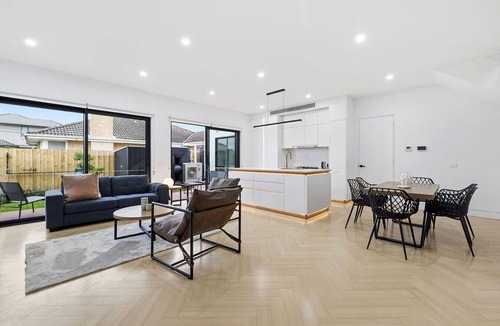 Cheltenham House | Domi Rentals - The Cheltenham Southland House