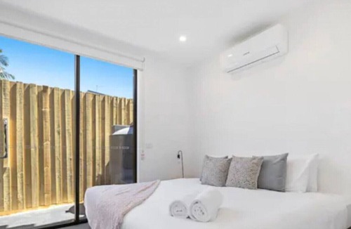 Moorabbin Villa | Domi Rentals - The Moorabbin Townhouse