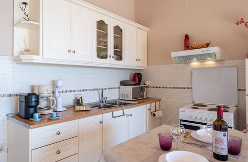 Chlomos Apartment | Dorothea Apartment in Chlomos with Sea View, Wi-Fi and Air Conditioning
