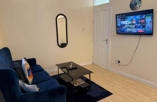Cradley Apartment | Double bed Quinton ,Studio Fast WiFi,Netflix, No deposit Required