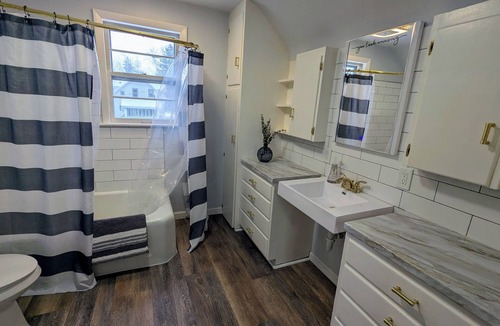 Midland House | Downtown Cozy Cottage walk to Dow Diamond, Dow Gardens, Downtown Midland!