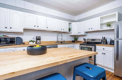 Downtown House | Downtown Delight I 4 BR & 2 BA I Sleeps 16