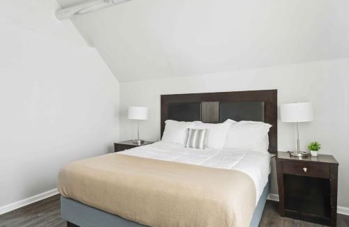 Mexicantown - Southwest Detroit House | Downtown Detroit 2BR | King, WiFi, Parking