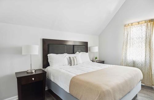Mexicantown - Southwest Detroit House | Downtown Detroit 2BR | King, WiFi, Parking