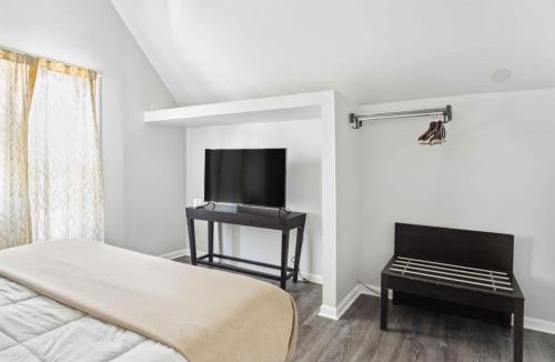 Mexicantown - Southwest Detroit House | Downtown Detroit 2BR | King, WiFi, Parking