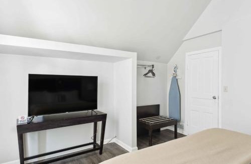 Mexicantown - Southwest Detroit House | Downtown Detroit 2BR | King, WiFi, Parking