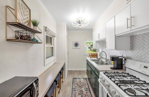 Perrysburg House | ★Downtown Perrysburg Bungalow w/ additional space★