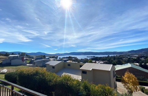Jindabyne House | Dromaius 5 - 3BR Townhouse l Lake Views l Spa Bath l WiFi l BBQ