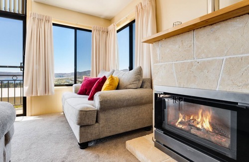 Jindabyne House | Dromaius 5 - 3BR Townhouse l Lake Views l Spa Bath l WiFi l BBQ