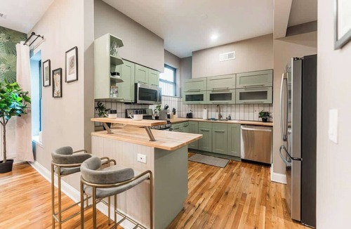 Kenwood Apartment | Dwellish Rentals - Hyde Park Luxury Stay 5BR Near Lake & UChicago